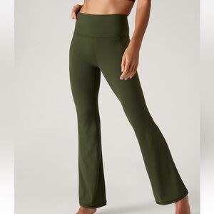 NWT Athleta Salutation Stash high rise flare leggings in Aspen Olive. Sz XXS/P